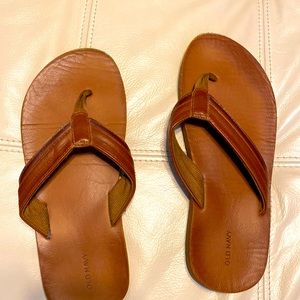 Boys size 6 Old Navy flip flops.